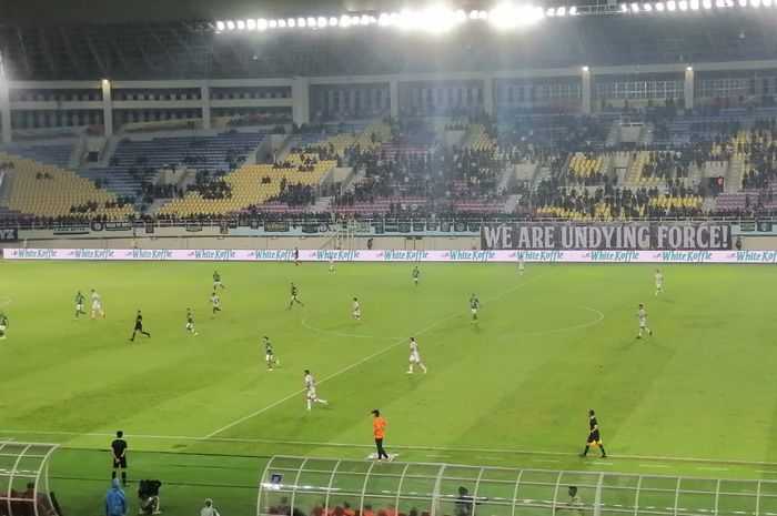 Suasana pertandingan antara PSS Sleman melawan Borneo FC dalam laga pekan ke-29 Liga 1 2023/2024 yang berlangsung di Stadion Manahan, Solo, Kamis (14/3/2024).