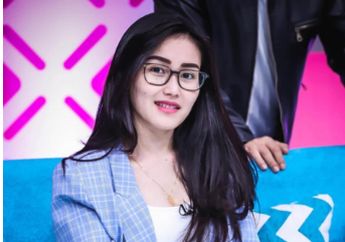 Dituding Pamer Aurat hingga Cara Makannnya Dianggap Salah, Ayu Ting Ting Banjir Hujatan dari Netizen, Instagram Umi Kulsum Ikut Diserang!
