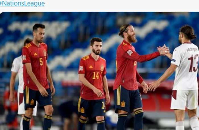 Bek timnas Spanyol, Sergio Ramos, bersalaman dengan bek timnas Swiss, Ricardo Rodriguez.