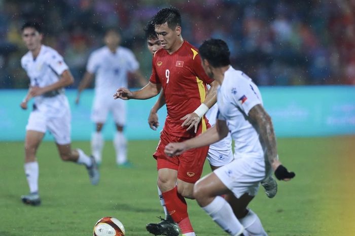 Duel antara Nguyen Tien Linh (Vietnam) lawan pemain belakang Filipina pada lanjutan fase grup A SEA Games 2021