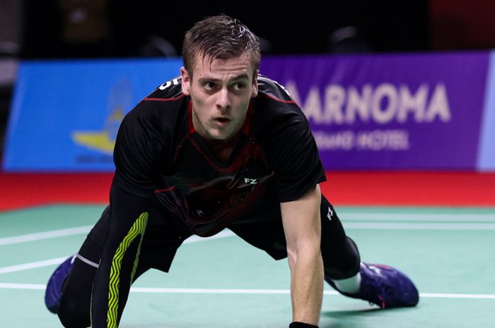 Aksi pebulu tangkis tunggal putra Denmark, Hans-Kristian Solberg Vittinghus pada perempat final Thailand Open II 2021 di Impact Arena, Bangkok, Thailand, 22 Januari 2021.