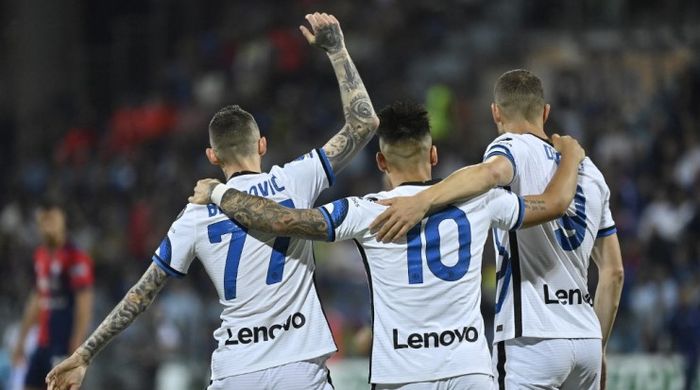 Lautaro Martinez merayakan golnya ke gawang Cagliari bersama para pemain Inter Milan pada pekan ke-37 Liga Italia 2021-2022 di Stadion Unipol Domus, Minggu (15/5/2022).