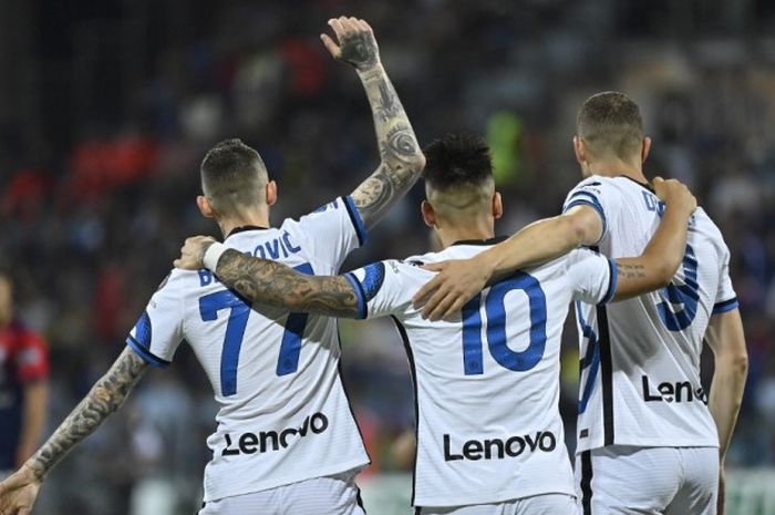 Lautaro Martinez merayakan golnya ke gawang Cagliari bersama para pemain Inter Milan pada pekan ke-37 Liga Italia 2021-2022 di Stadion Unipol Domus, Minggu (15/5/2022).