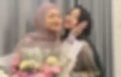 Putri Delina menghibur Nathalie Holscher yang mengalami keguguran