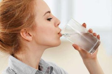Minum air dingin saat buka puasa.