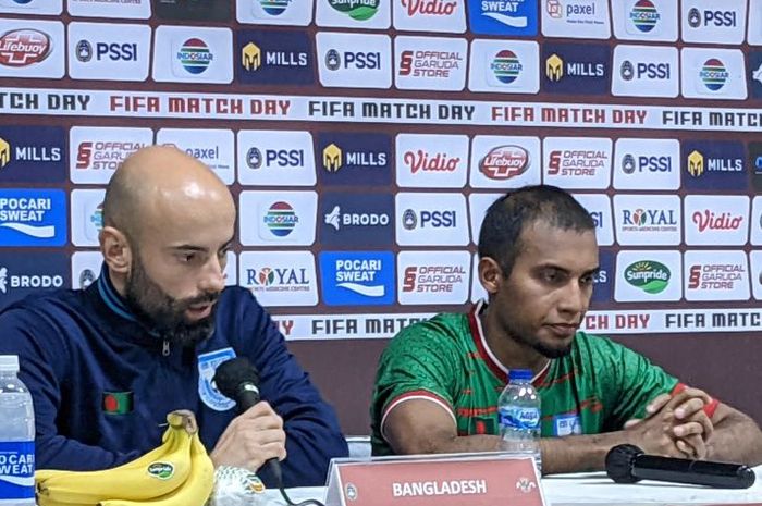 Pelatih Timnas Bangladesh, Javier Fernandez Cabrera Martin Penato dan Kapten tim, Jamal Bhuyan dalam Konferensi Pers Pasca-Pertandingan Indonesia vs Bangladesh pada Rabu (1/6/2022)