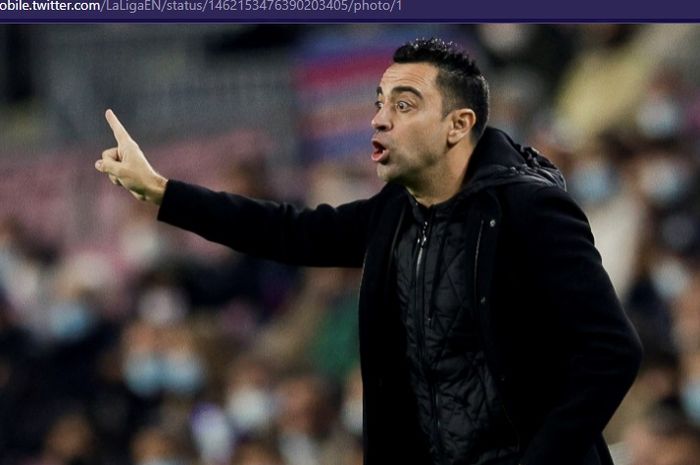 Pelatih Barcelona, Xavi Hernandez, memberikan instruksi saat melawan Espanyol dalam laga pekan ke-14 Liga Spanyol 2021-2022 di Stadion Camp Nou, Sabtu (20/11/2021) waktu setempat atau Minggu pukul 03.00 WIB.