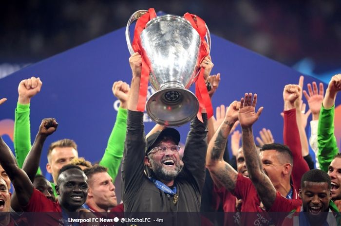 Pelatih Liverpool, Juergen Klopp dan tim merayakan kesuksesan mereka meraih gelar Liga Champions usai mengalahkan Tottenham Hotspur pada final Liga Champions di Stadion Metropolitano, Sabtu (1/5/2019)