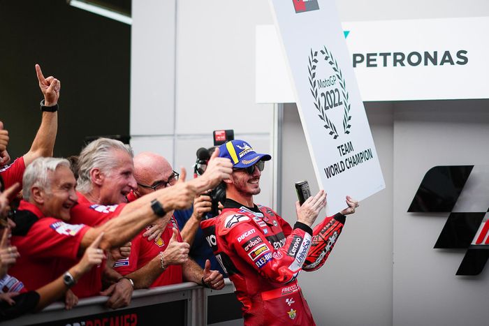 Bagnaia dan tim Ducati merayakan keberhasilan mengawinkan gelar juara dari kategori tim dan pabrikan. Jika Bagnaia mampu memastikan gelar di Valencia, Ducati akan mendapatkan raihan tiga mahkota pertama mereka pada MotoGP.