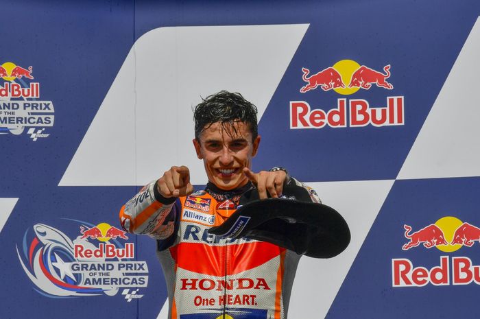 Pembalap Repsol Honda, Marc Marquez, berpose setelah balapan MotoGP Americas 2021 di Circuit of The Americas, Minggu (3/10/2021).
