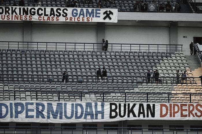 Spanduk kritik dari Viking Persib Club (VPC), saat laga Persib Bandung melawan Madura United, Minggu (2/7/2023).