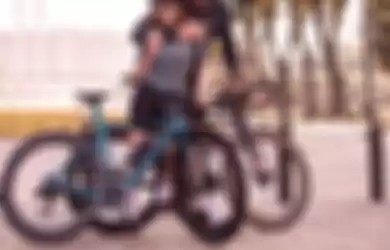 Foto Gisel bahagia dapat kejutan dari geng sepeda juga muncul di akun Instagramnya. Namun, lirikan kekasihnya bikin salah fokus (salfok).