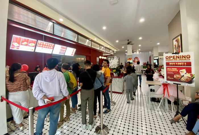 Suasana Kober Mie cabang Tebet.