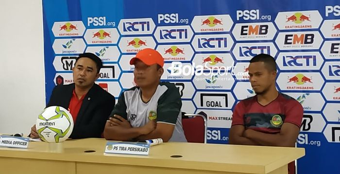 Asisten pelatih dan pemain Tira Persikabo Miftahudin Mukson (tengah) serta Manahati Lestusen dalam jumpa pers di ruang media Stadion Patriot Chandrabhaga, Kota Bekasi, Rabu (20/2/2019).