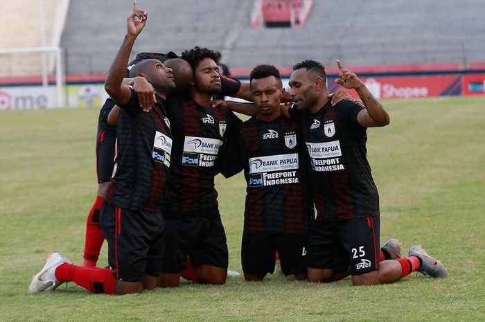 Pemain Persipura Jayapura melakukan selebrasi usai Titus Bonai mencetak gol saat laga melawan Persela Lamongan pada pekan ke-18 Liga 1 2019.