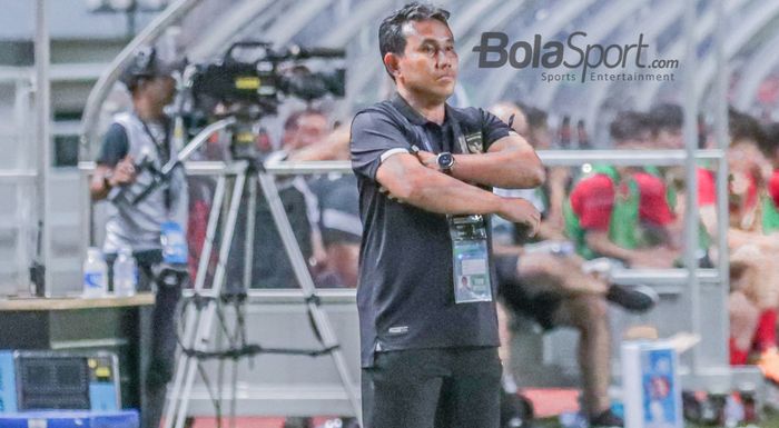 Pelatih timnas U-17 Indonesia, Bima Sakti, tampak sedang memantau para pemainnya dalam laga Kualifikasi Piala Asia U-17 2022 di Stadion Pakansari, Bogor, Jawa Barat , 7 Oktober 2022.
