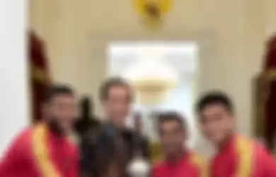 Momen saat Presiden Jokowi mengundang Tinnas U-22 ke istana negara. 