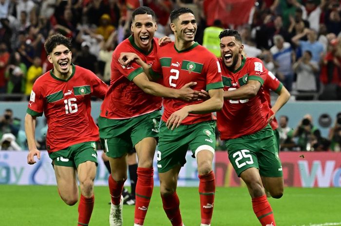 Achraf Hakimi (2) cetak penalti Panenka dalam duel timnas Maroko vs Spanyol di babak 16 besar Piala Dunia 2022 di Education City Stadium (6/12/2022).