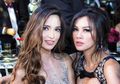 Foto Bareng Sepupu Ipar Sosialita, Nia Ramadhani Tampil Seksi dengan Dress Transparan Penuh Payet yang Glamour