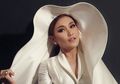 Dikerubungi Wartawan, Ayu Ting Ting Tampil Seksi dalam Balutan Spaghetti Strap Dress Belahan Dada Rendah