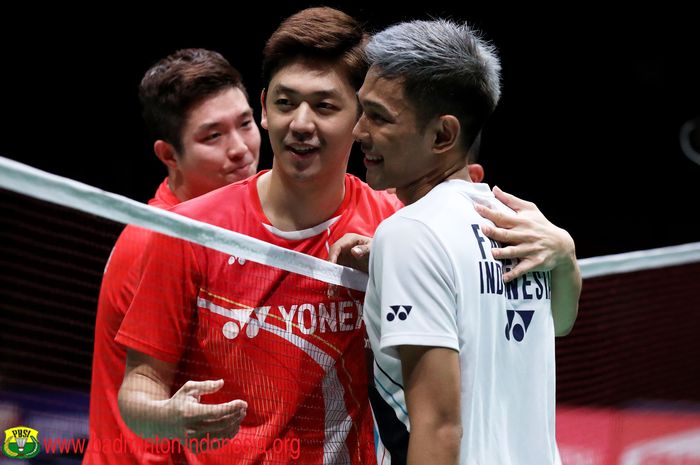 Lee Yong-dae merangkul Fajar Alfian setelah pertandingan babak semifinal Malaysia Masters 2020 di Axiata Arena, Kuala Lumpur, 11 Januar 2020.