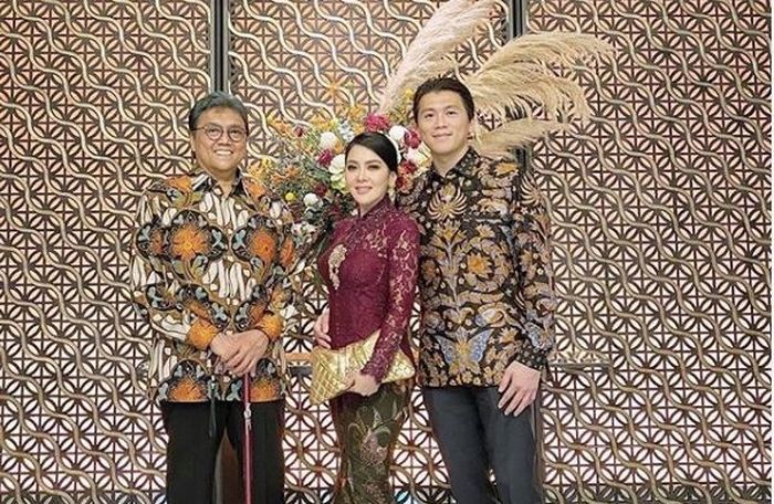 Syahrini bersama <a href='https://kupang.tribunnews.com/tag/reino-barack' title='Reino Barack'>Reino Barack</a> dan <a href='https://kupang.tribunnews.com/tag/rosano-barack' title='Rosano Barack'>Rosano Barack</a>.