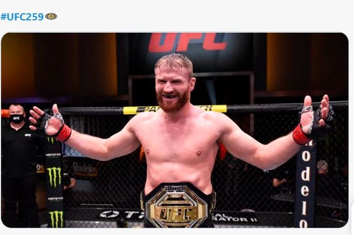 Selebrasi petarung kelas berat ringan UFC, Jan Blachowicz pada UFC 259, Minggu (7/3/2021)