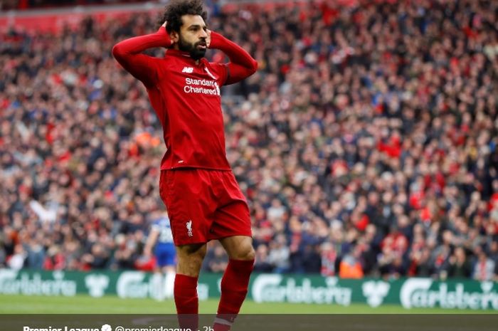 Pemain Liverpool, Mohamed Salah, saat merayakan golnya ke gawang Chelsea di Anfield, Minggu (14/4/2019)