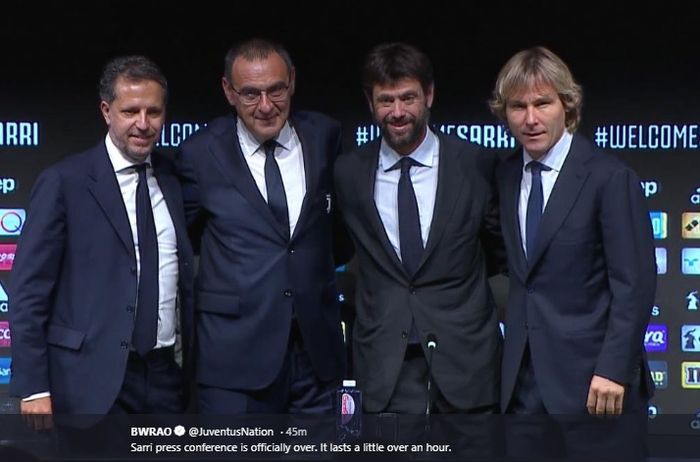 Maurizio Sarri (kedua dari kiri) berpose bersama Fabio Paratici, Andrea Agnelli, dan Pavel Nedved setelah konferensi pers perkenalan pelatih baru Juventus pada Kamis (20/6/2019).
