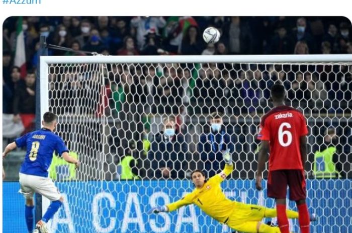 Gelandang Italia, Jorginho, gagal mencetak gol penalti melawan Swiss.