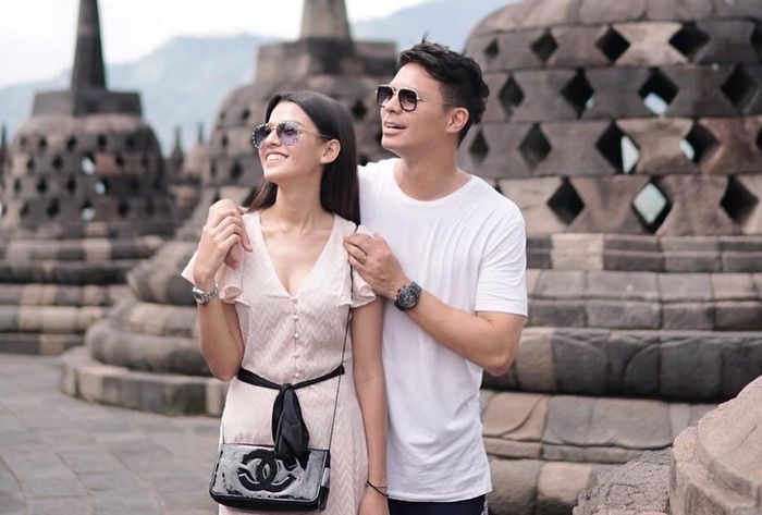 Fero Walandouw dan Susan Sameh berlibur di Candi Borobudur, Magelang, Jawa Tengah.