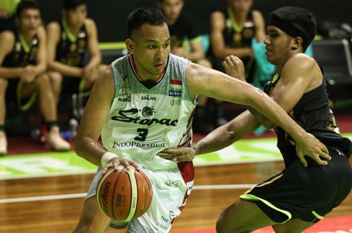 Guard Stapac Jakarta, Kaleb Ramot Gemilang, beraksi pada laga Seri VI IBL Pertamax 2018-2019 di GOR Pacific, Surabaya, Jawa Timur, Jumat (1/2/2019).