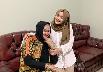 Sering Mimpiin Mama, Putri Delina Kunjungi Makam Bersama Saudaranya