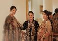 Intip Foto Keluarga Terbaru Iriana Jokowi, Kahiyang dan Selvi Ananda Kenakan Busana Tradisional Modern