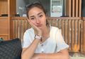 Gaya Seksi Naomi Zaskia Saat Bermain di Pantai, Wanita yang Dikabarkan Jadi Kekasih Sule