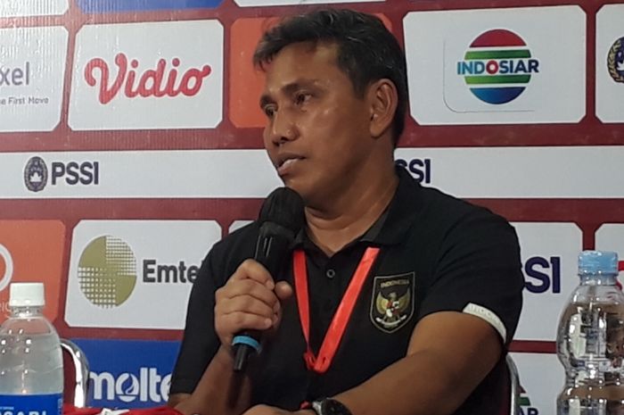 Pelatih timnas U-16 Indonesia, Bima Sakti saat konferensi pers seusai pertandingan melawan Vietnam dalam babak penyisihan terakhir Grup A Piala AFF U-16 2022, di Stadion Maguwoharjo, Sleman, Yogyakarta, Sabtu (6/8/2022).