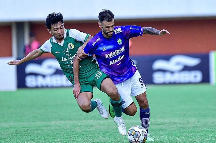 Tyronne del Pino saat membela pertandingan bersama Persib Bandung dalam uji coba melawan PSS Sleman, Minggu (25/6/2023).
