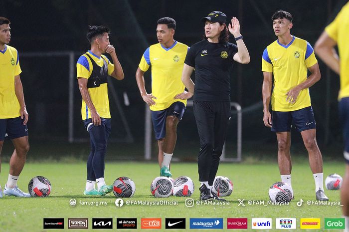 Pelatih Timnas Malaysia, Kim Pan-gon, memimpin sesi latihan jelang laga melawan Kirgistan di Kualifikasi Piala Dunia 2026.