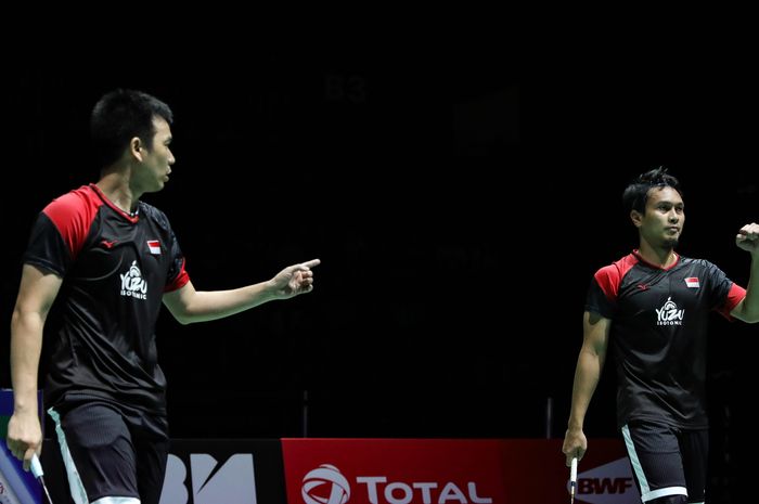 Pasangan ganda putra Indonesia, Hendra Setiawan (kiri) dan Mohammad Ahsan, pada laga semifinal Kejuaraan Dunia 2019 di St. Jakobshalle, Basel, Swiss, Minggu (25/8/2019) dini hari WIB.