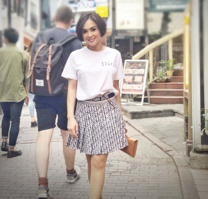 Penampilan Yuni Shara kenakan busana mini saat liburan ke Tokyo