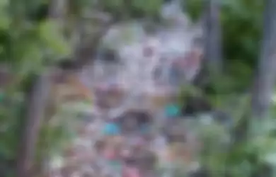 Sungai kering di Bali yang dipenuhi oleh sampah plastik