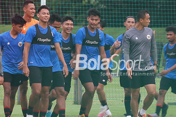 Timnas u-22 Indonesia besutan Shin Tae-yong sedang berlatih di Lapangan D, Senayan, Jakarta, 11 Februari 2021