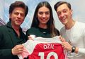 Arsenal Hajar Newcastle, Mesut Oezil Dapat Ucapan Selamat dari Shah Rukh Khan