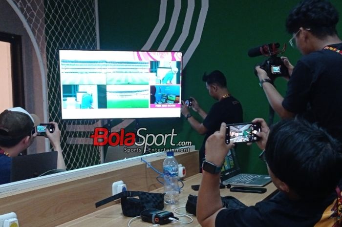 Momen pewarta nasional antusias terhadap tayangan VAR di Media Center Piala Dunia U-17 2023 2023 Stadion Gelora Bung Tomo (GBT), Surabaya Jawa Timur.