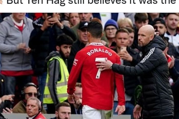 Reaksi Cristiano Ronaldo (kiri) saat ditarik Erik ten Hag dalam duel Liga Inggris Manchester United vs Newcastle United di Old Trafford (16/10/2022).