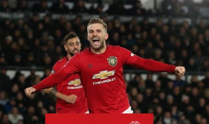 Bek kiri Manchester United, Luke Shaw, merayakan gol yang dicetak ke gawang Derby County dalam laga babak 16 besar Piala FA di Stadion Pride Park, Kamis (5/3/2020)