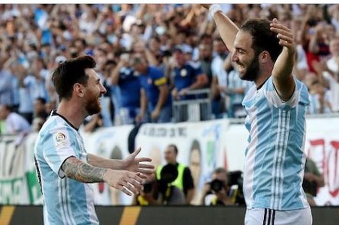 Lionel Messi dan Gonzalo Higuain merayakan gol untuk timnas Argentina.