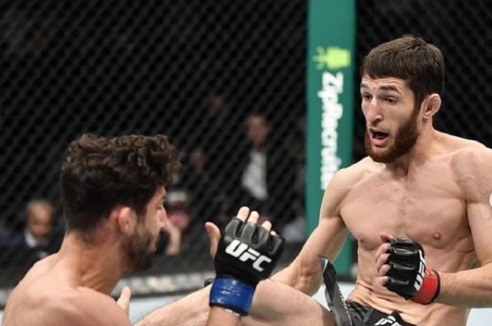 Rekan seperguruan Khabib Nurmagomedov, Tagir Ulanbekov (kanan) pada UFC 267 (30/10/2021).