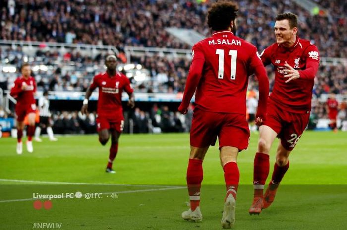 Striker Liverpool, Mohamed  Salah, merayakan golnya dengan Andy Robertson dalam laga pekan ke-37 Liga Inggris melawan Newcastle United di St James' Park, 4 Mei 2019. 