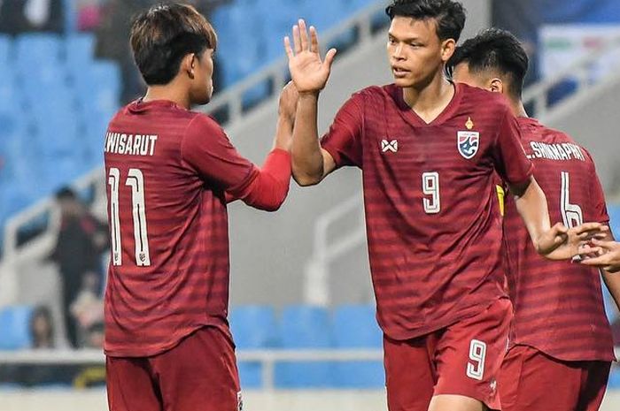 Pemain Thailand merayakan gol yang dicetak oleh Supachai Jaided ke gawang Brunei Darussalam pada matchday kedua Grup K Kualifikasi Piala Asia U-23 2020.